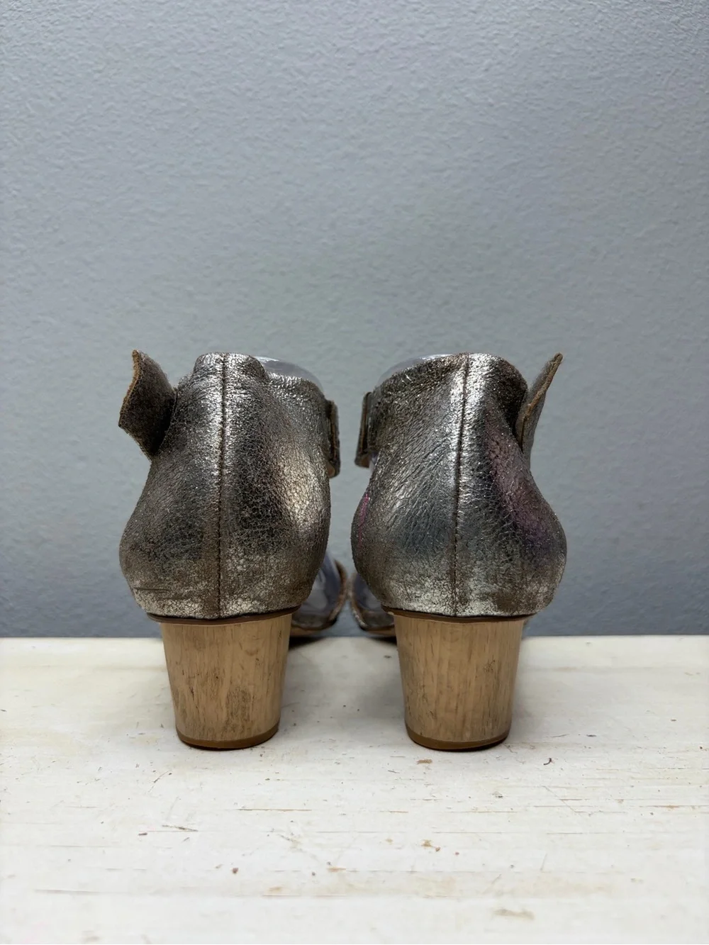 Vaneli Metallic Silver Calyx T-Stap Sandals Size 11